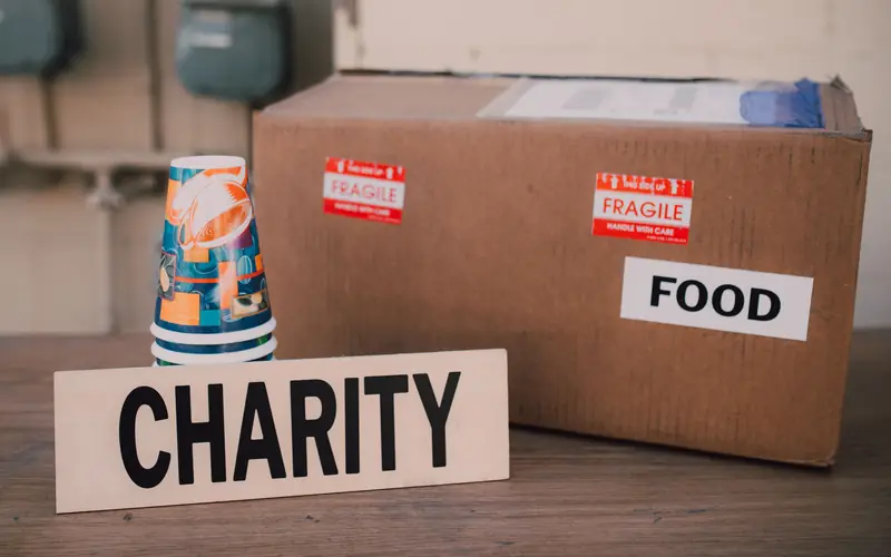Carton de dons étiqueté pour une collecte solidaire