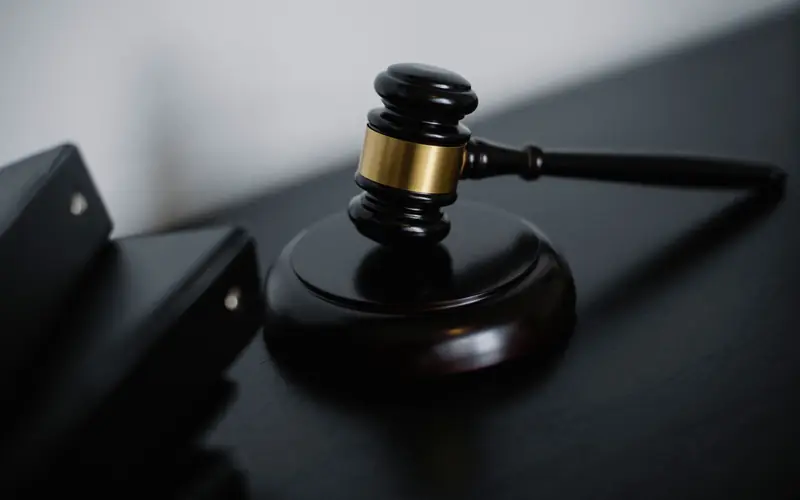 Marteau de juge sur une table sombre