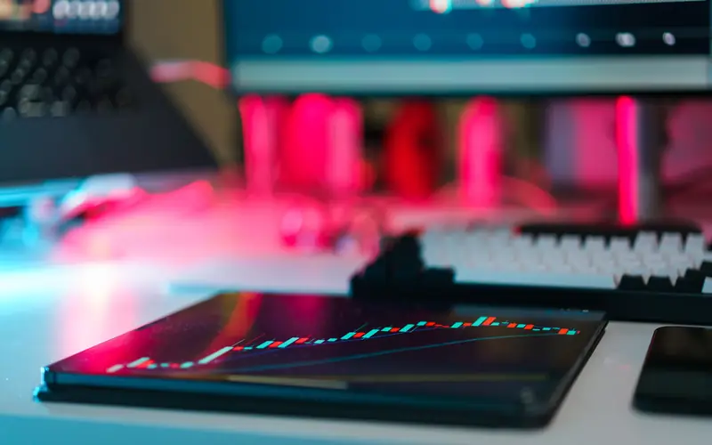 Tablette affichant une courbe de données devant un clavier