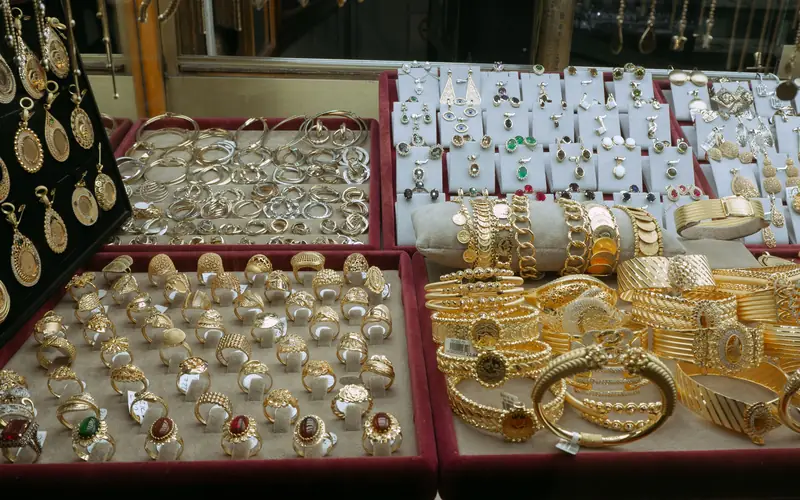 Vitrine de bijoux en or