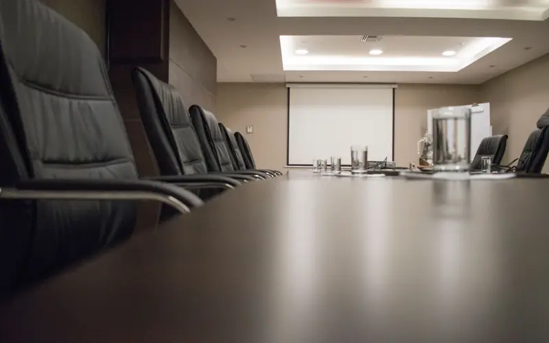 Salle de réunion vide autour d'une grande table