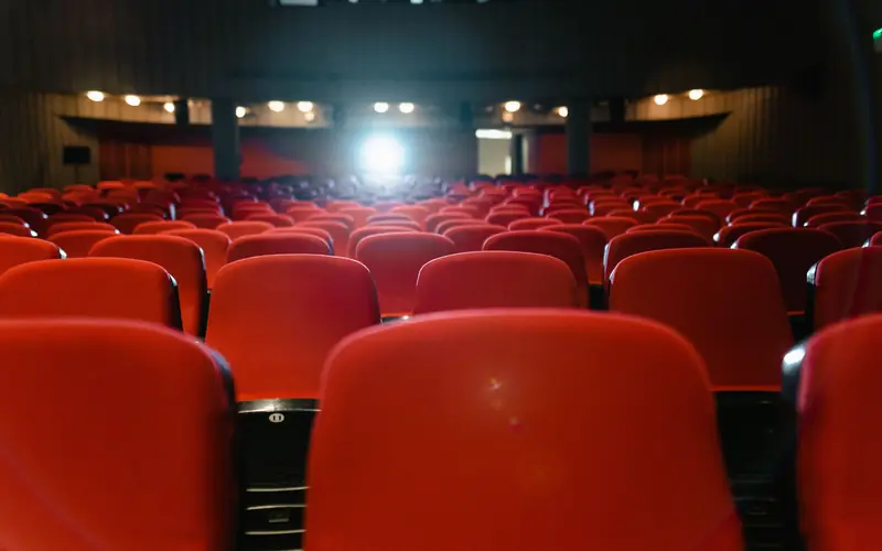 Fauteuils rouges d'une salle de cinéma