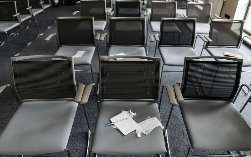 Salle de séminaire aux chaises alignées