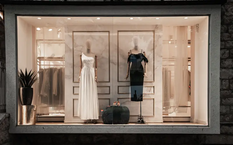 Vitrine de boutique éclairée