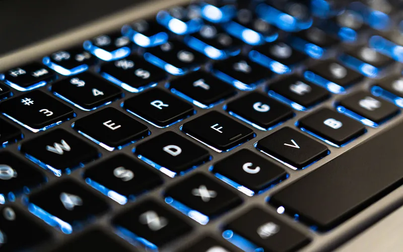 Clavier d'ordinateur rétroéclairé en bleu