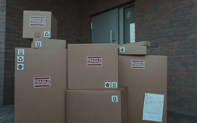 Cartons de colis empilés prêts à l'envoi