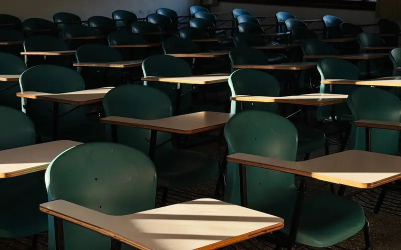 Salle de classe vide aux pupitres alignés