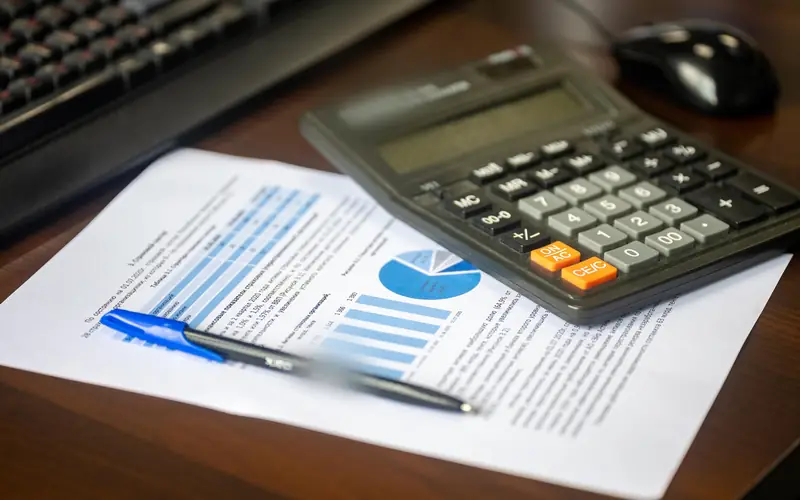 Calculatrice et documents comptables sur un bureau