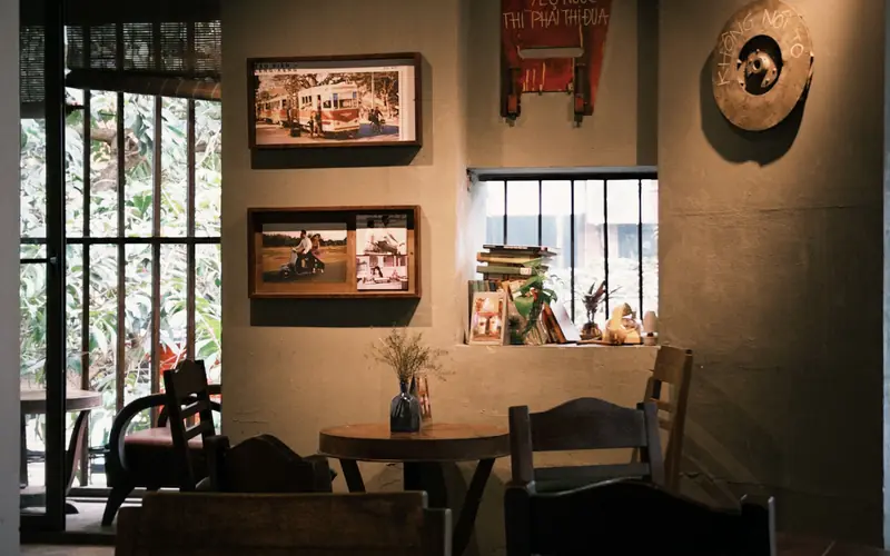 Intérieur chaleureux d'un café