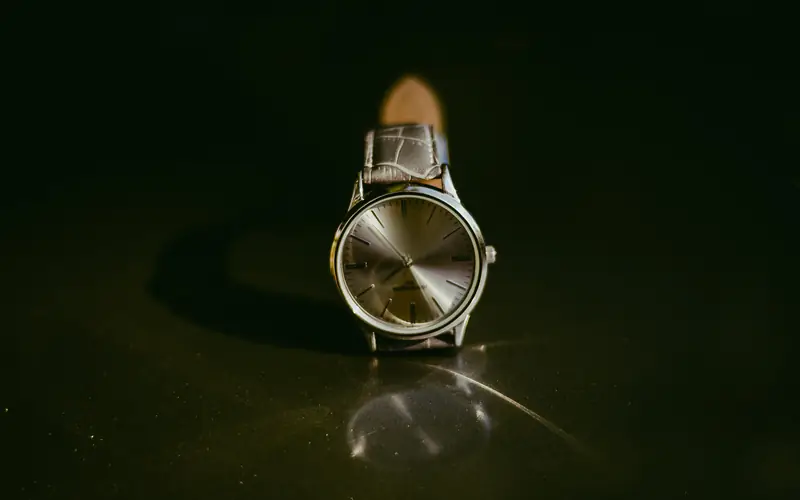 Montre de luxe dans la pénombre