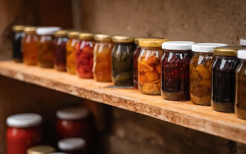 Bocaux de conserves artisanales sur une étagère