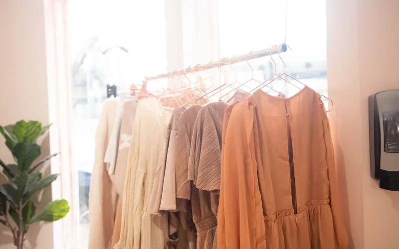 Portant de vêtements dans une boutique