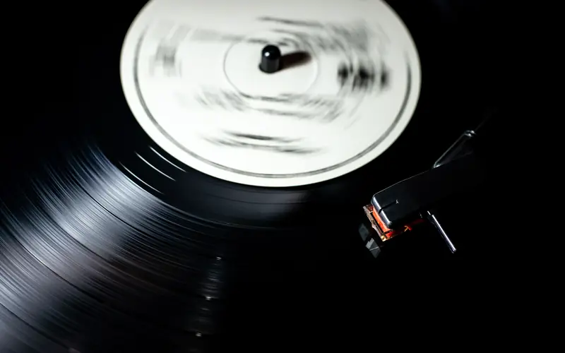 Disque vinyle sur une platine