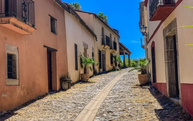 Ruelle pavée d'un village ensoleillé