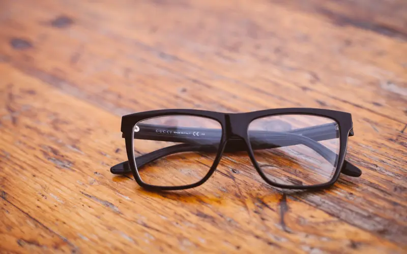 Lunettes de vue posées sur du bois