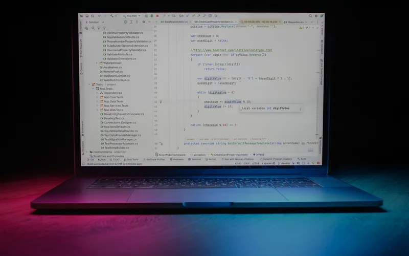 Ordinateur portable affichant du code dans une pièce sombre