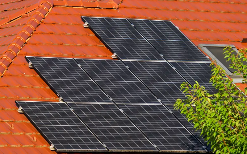Panneaux solaires sur un toit de tuiles