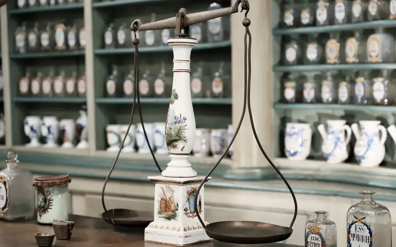 Pots d'apothicaire et balance d'une pharmacie ancienne