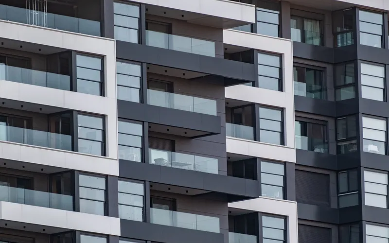Façade d'immeuble neuf avec balcons vitrés