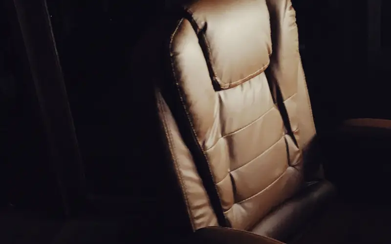 Fauteuil en cuir dans un cabinet tamisé
