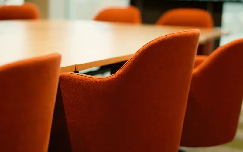 Fauteuils orange autour d'une table d'entretien