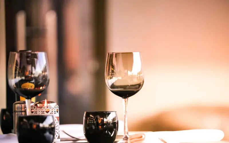 Verres de vin sur une table de restaurant