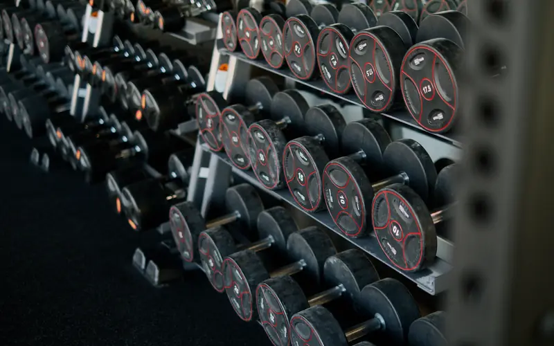 Rangées d'haltères dans une salle de sport