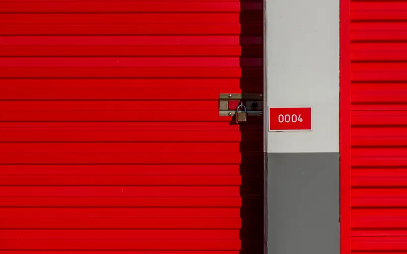 Porte rouge numérotée d'un box de stockage