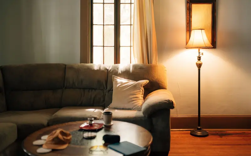 Salon chaleureux éclairé par une lampe