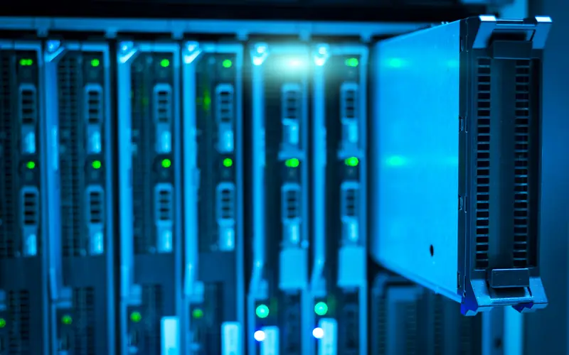 Serveurs éclairés en bleu dans un centre de données