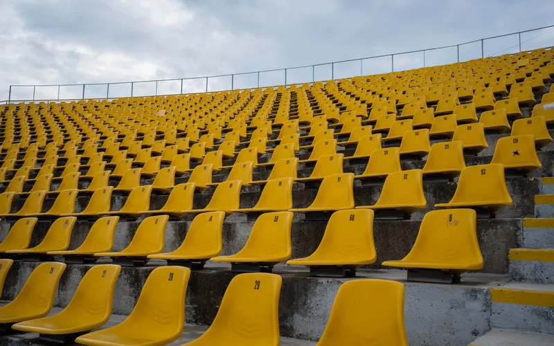Tribune de stade vide aux sièges jaunes