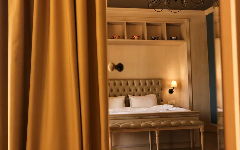 Chambre d'hôtel aux rideaux dorés