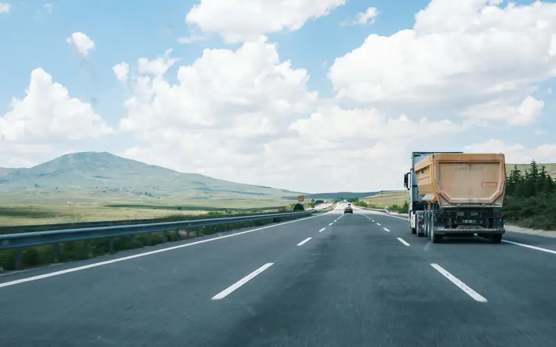 Camion sur une autoroute dégagée