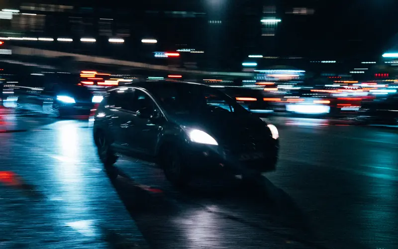Voiture roulant de nuit en ville
